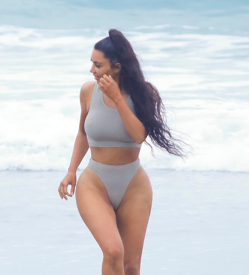 Sin tantita pena, Kim Kardashian, una vez más hizo gala de esas curvas de infarto.