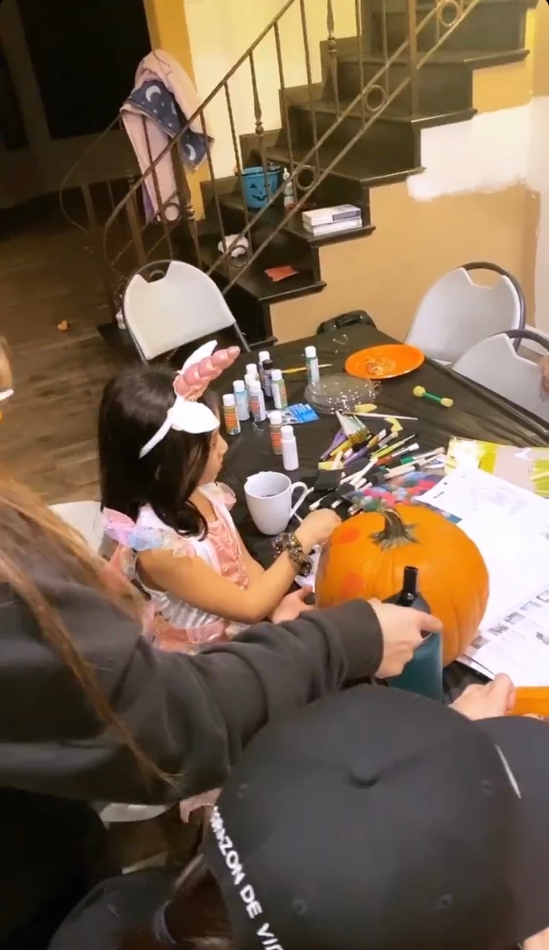En cuanto a la actividad que unió a la familia, Chiquis mostró que fue la famosa decoración de calabazas, las cuales se utilizan para adornar casas y jardínes en Halloween.
