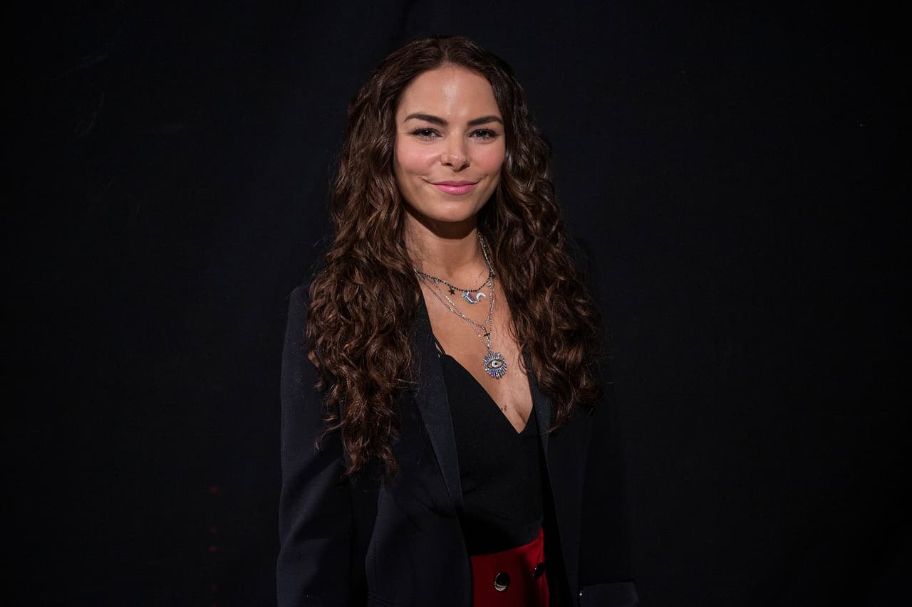 Alejandra Robles Gil tendrá su primer rol protagónico en una telenovela y su personaje se llamará ‘Ángela’. En entrevista para Las Estrellas, la actriz contó los primeros detalles de su participación: “la vida realmente le va poniendo obstáculos, esta mujer es tan brillante, que siempre trata de sacarle algo bueno a cada cosa y creo que es lo más bello que tiene”.