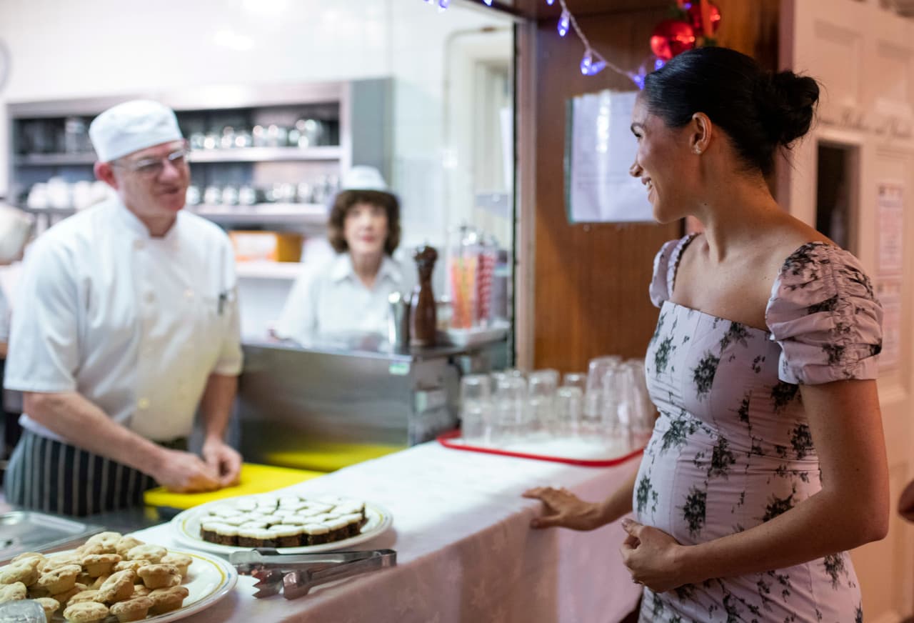 Durante su embarazo, el gesto de Meghan Markle de siempre posar sus manos sobre su pancita de embarazada en eventos públicos ha despertado mucha curiosidad. Esto ha ocasionado que expertos y fanáticos de la realeza compartan teorías en internet sobre este hecho.