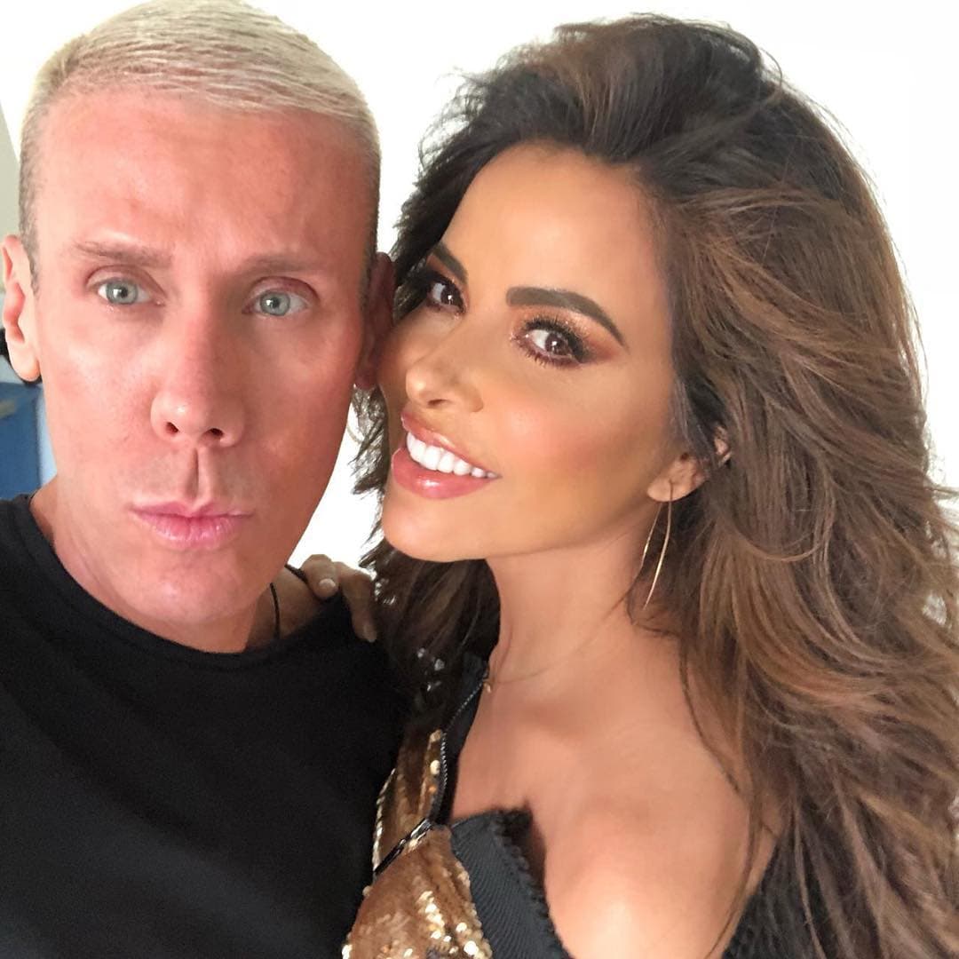Gloria Trevi. En 2011 la cantante tropezó al bajar de un avión. El golpe fue tan fuerte que perdió tres dientes. Además, sufrió fracturas en el mentón y paladar, según contó su esposo Armando Gómez.