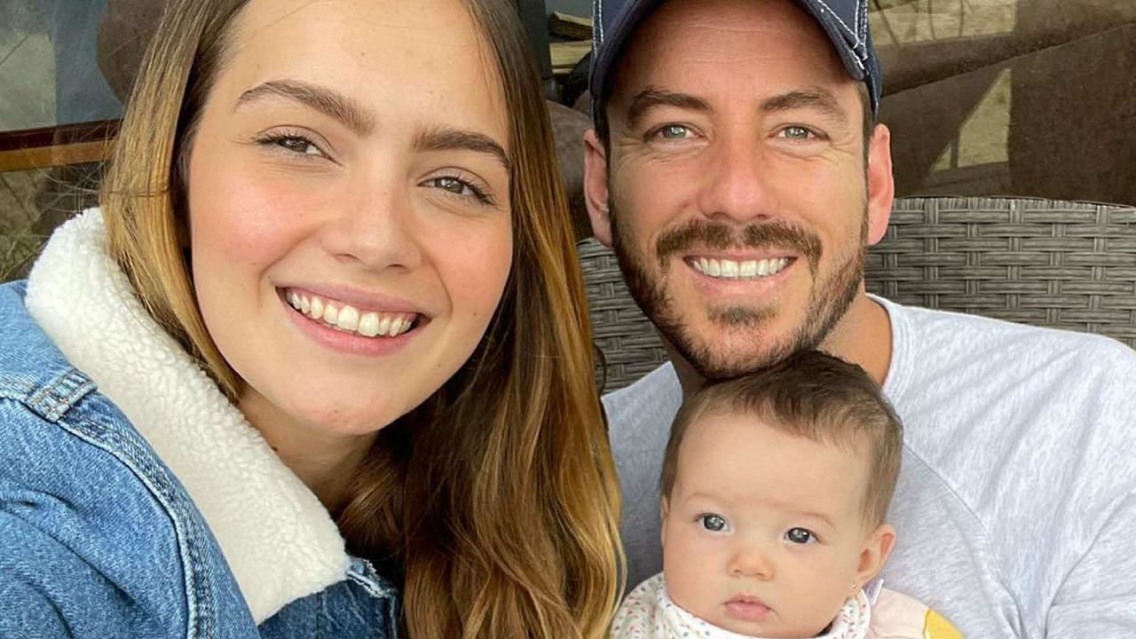 Hija de Juan Diego Covarrubias roba cámara al vomitar encima de su papá y provoca risas de famosos