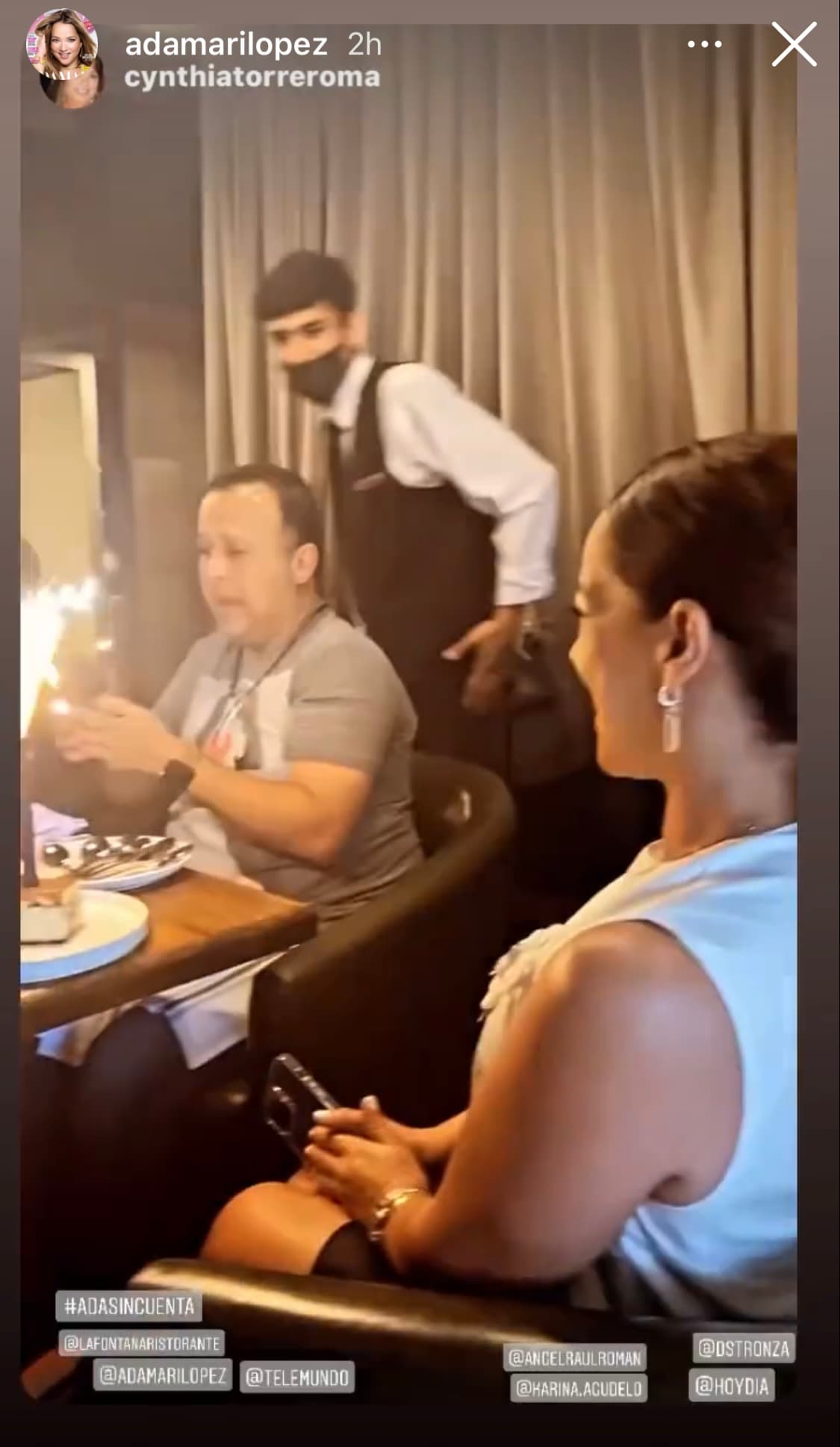 Posteriormente, López colocó un video frente a su pastel de cumpleaños, iluminado por una vela pirotécnica.