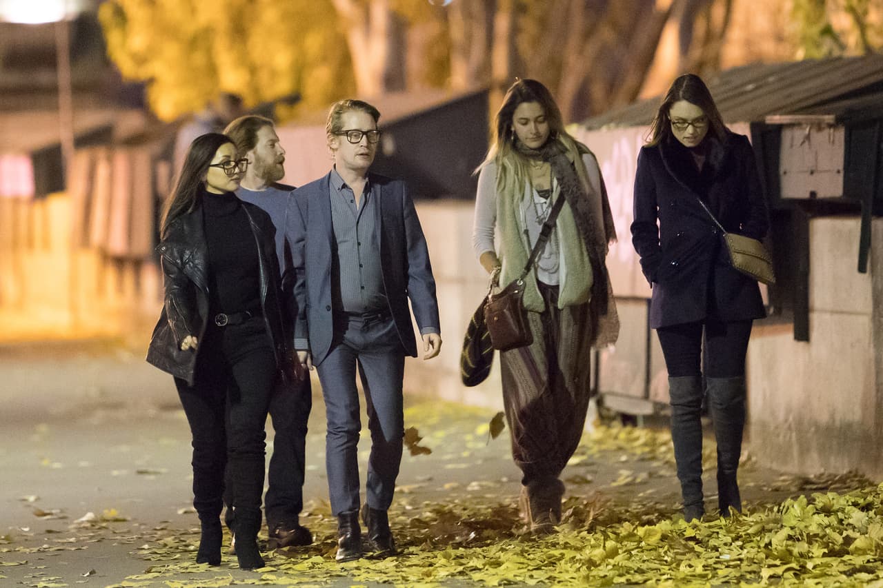 Photo © 2017 Best Image/The Grosby Group Paris, France December 1, 2017. Macaulay Culkin and his girlfriend Brenda Song had dinner with Paris Jackson, Seth Green and his wife Clare Grant at the JoÎl Robuchon's restaurant "L'Atelier" and then wandered along the Seine river and on the Pont des Arts in Paris, France - Macaulay Culkin buys a haul of presents for girlfriend Brenda Song during Paris getaway. Macaulay Culkin is clearly not short on cash as he lavished girlfriend Brenda Song with gifts during their Paris getaway. The couple were spotted on a shopping spree in the French capital, where they fled for a Thanksgiving weekend vacation together.
