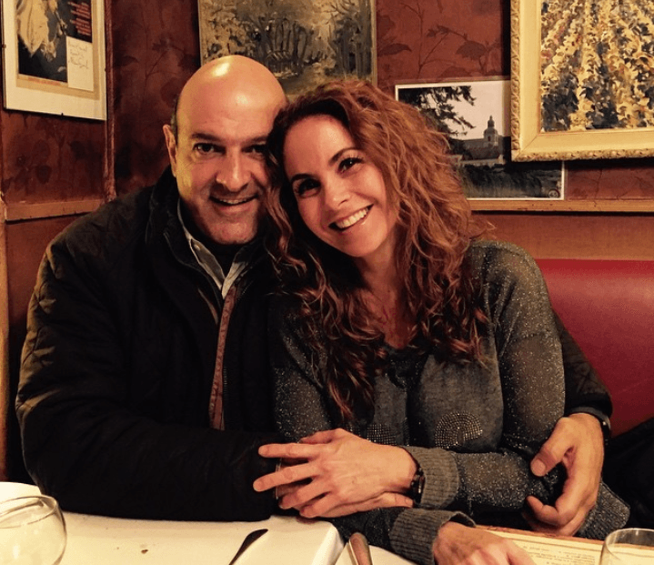 Pese al divorcio, Mijares y Lucero sostienen una gran relación e incluso ahora el cantante destacó que no siente celos o dolor alguno de ver a su exesposa enamorada de Michel Kuri, con quien desde hace algunos años sostiene una relación.