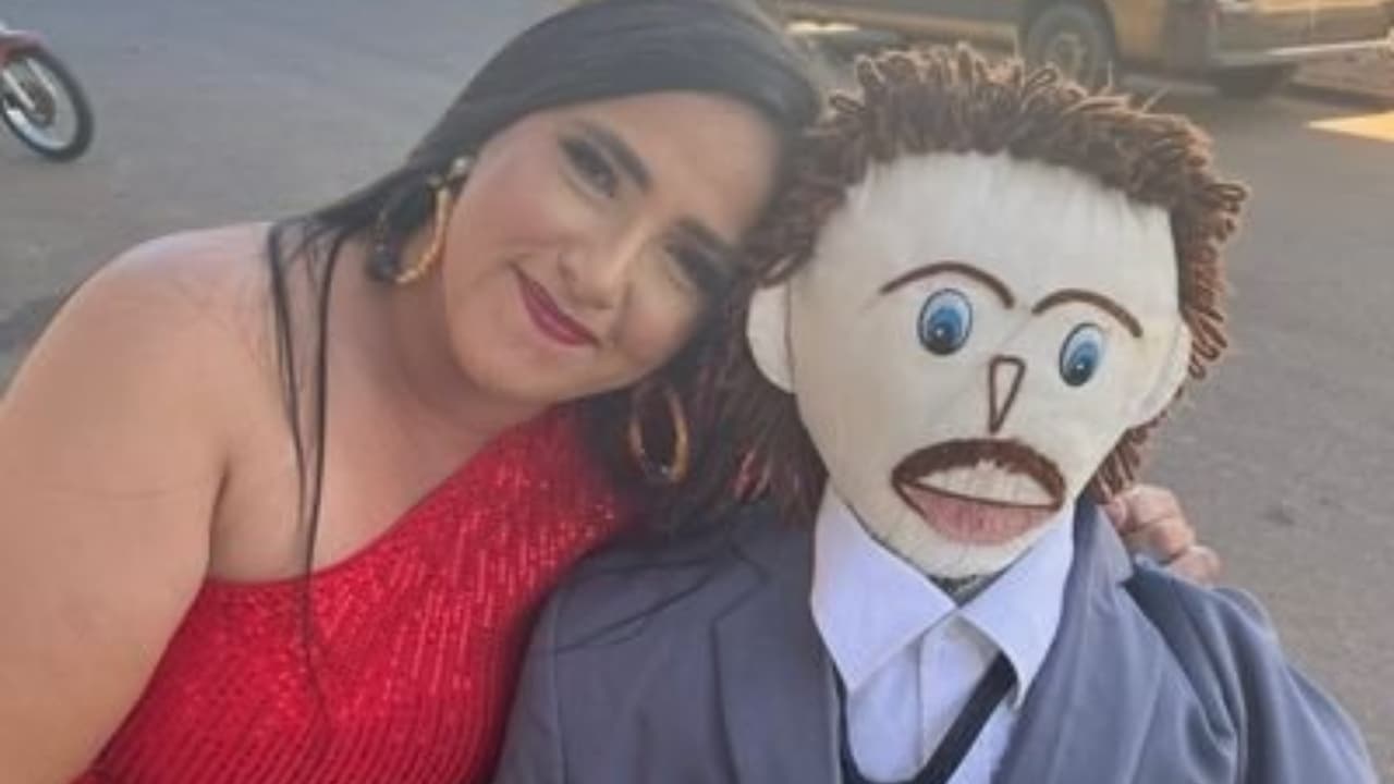 ¿Quién es Meirivone Rocha Moraes y por qué se casó con un muñeco de trapo?
<br>