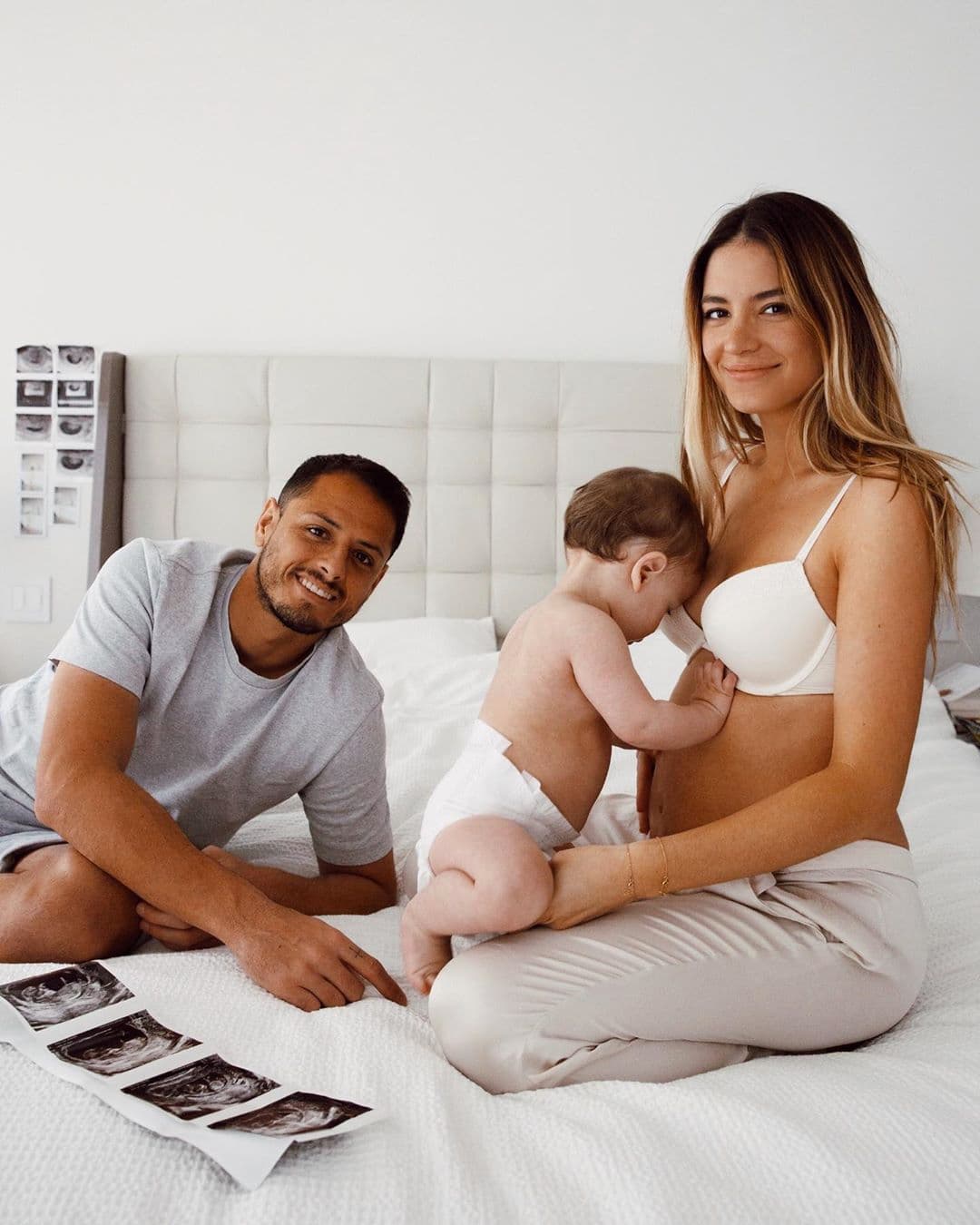 Sarah Kohan y Javier ‘Chicharito’ Hernández revelaron a través de Instagram el pasado 1 de abril que estaban esperando a su segundo hijo, del cual la modelo prefiere no saber el sexo hasta el día que nazca. “Noah será hermano mayor”, expresó Sarah para compartir la primera imagen luciendo su pancita de embarazo.