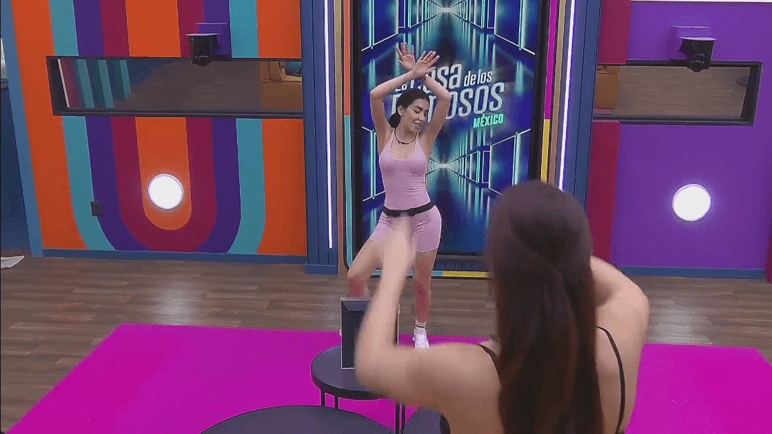 Karime practicando coreografía