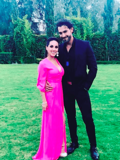 Raúl Coronado, quien en la pista de baile es pareja de Ximena Coronado, tiene una sólida relación con la actriz Paho Escalera, con quien procreó a su hijo Lyam.