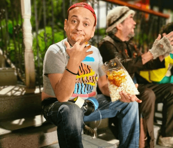 2. Pasas la mayoría del tiempo degustando uno que otro platillo urbano, ya sea desde un elote con harto chile y limón, un mango con chamoy o hasta una orden de tacos de canasta.