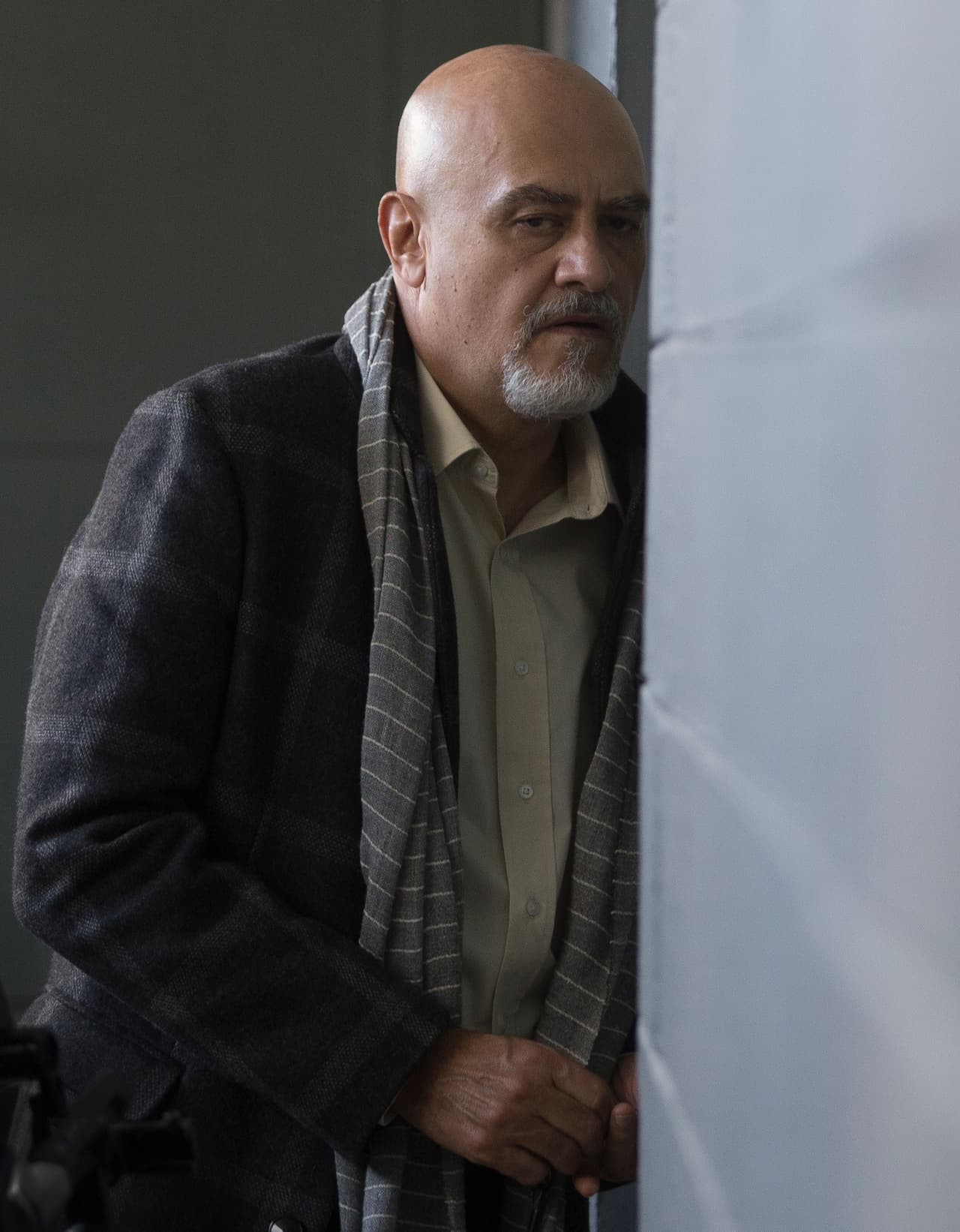 'Lino', interpretado por Marco Treviño, sigue acechando a 'Ariadna' para evitar que descubra sus fechorías. Ahora, el villano llegó a la bodega donde 'Joaquín' guardaba evidencia en su contra para deshacerse de ella.
