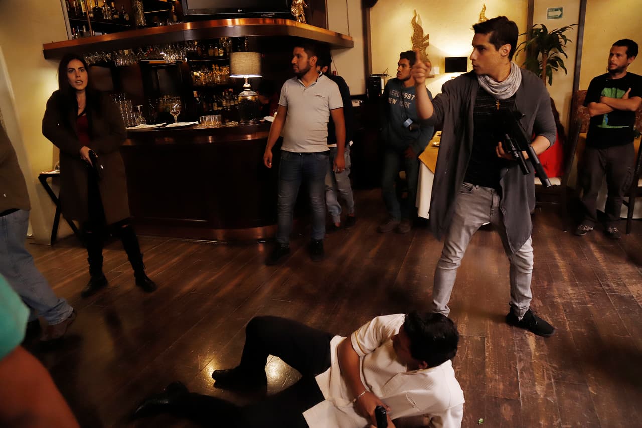 Álex Perea, Jackie Sauza y el equipo de producción ensayan la secuencia en la que "Manu" tiene que abatir al asesino.