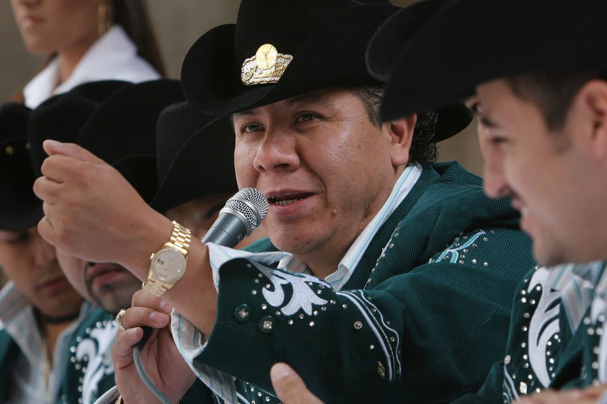 Sergio Gómez. El vocalista de K-Paz de la Sierra fue secuestrado el 1 de diciembre de 2007 mientras se dirigía a Puerto Vallarta. Para la tarde del siguiente día, el cuerpo sin vida del cantante fue encontrado en una comunidad cerca de Morelia con señas de fuerte tortura que sufrió antes de morir.