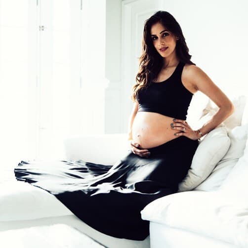 Muy cercano al nacimiento de su bebé mostro su vientre. Sandra estaba muy emocionada con su debut como madre.