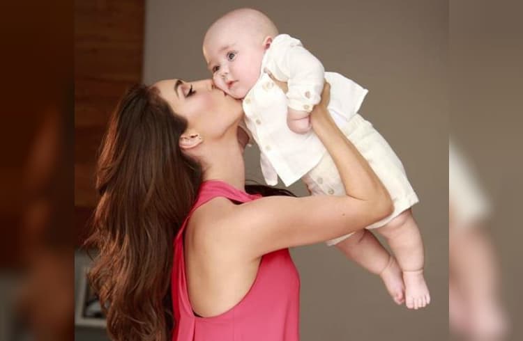 Anahí y su hijo 'Manu' se alistan para su primera Navidad juntos