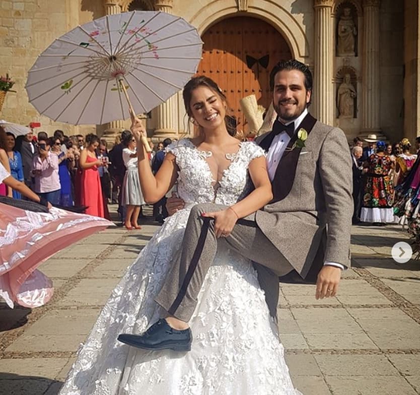 Tras salir de la iglesia, Claudia y Andrés posaron para sus invitados, además de ser recibidos por la música tradicional del lugar y los famosos monos de ‘Calenda’.