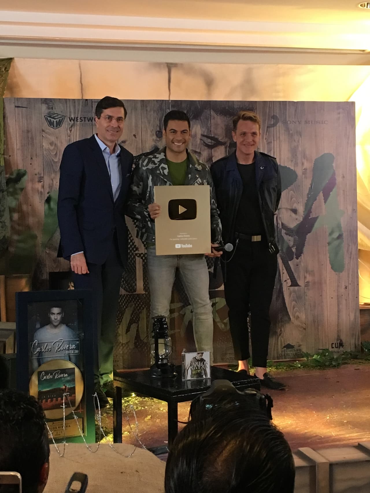 El cantante recibió un reconocimiento por conseguir su primer millón de suscriptores en su canal de YouTube