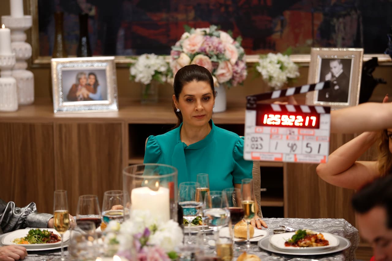 Mayrín Villanueva está lista para grabar la escena de la cena familiar, en la que 'Alicia' le da un gran regalo a su querido esposo 'Sergio'.