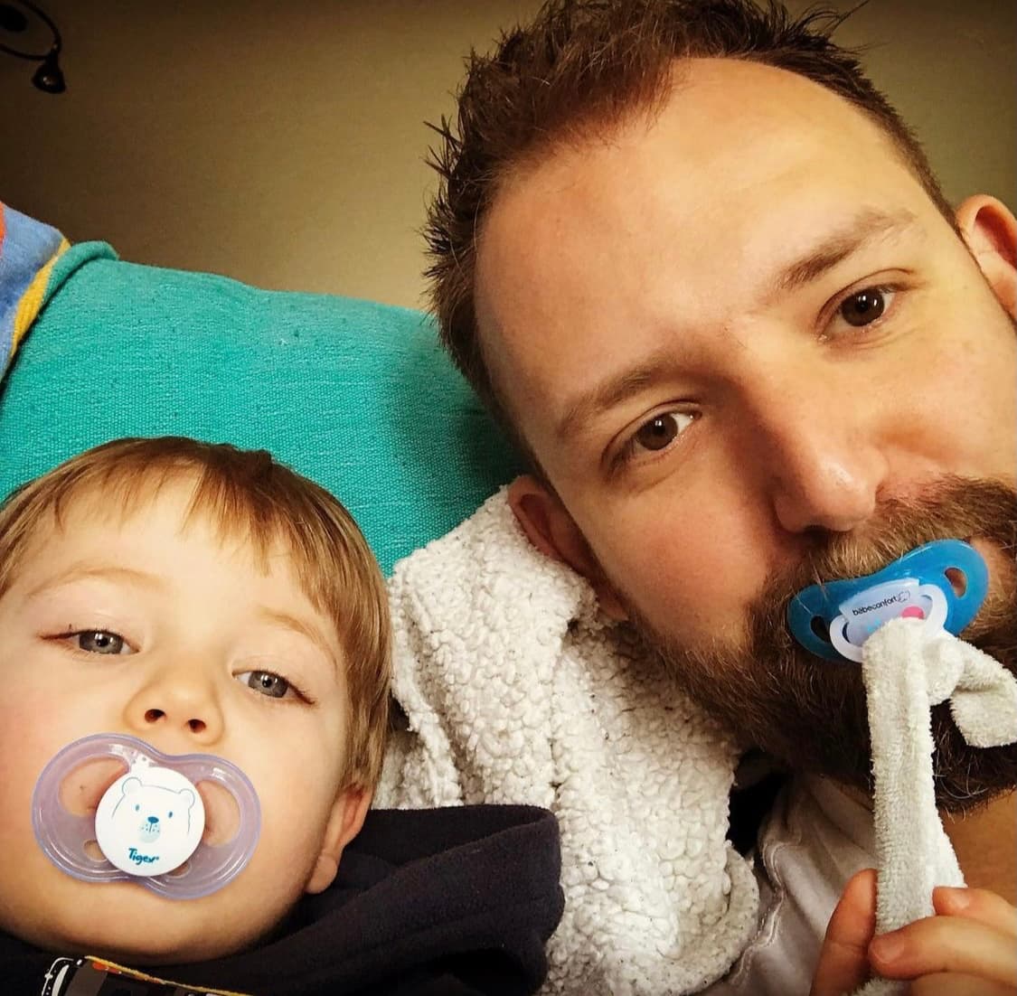Arnaud no forma parte del medio artístico, por lo que mantiene su vida alejado del escrutinio del público. No obstante, tal y como la actriz lo confirmó en junio de 2016, su hermano se convirtió en padre de un niño llamado Morgan, convirtiendo a la actriz en una orgullosa tía. "Morgan se llama, qué bendición, estoy muy contenta, es algo que viene a la familia a alegrarnos mucho", dijo a las cámaras del Programa 'Hoy'.