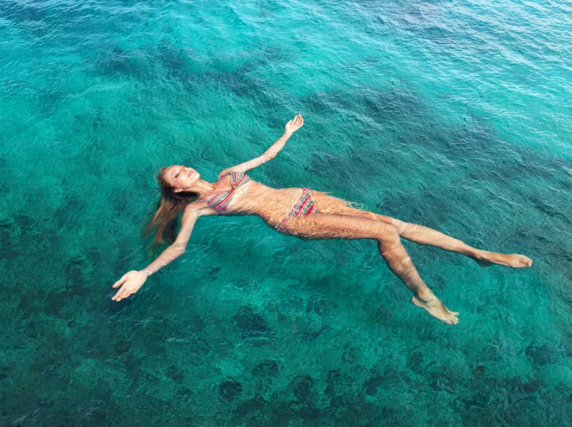 Agradece a tu cuarzo con un baño de mar tantas veces te sea posible; sumérgelo en el mar durante un rato y después ponlo sobre la arena para que recargue mucha energía.