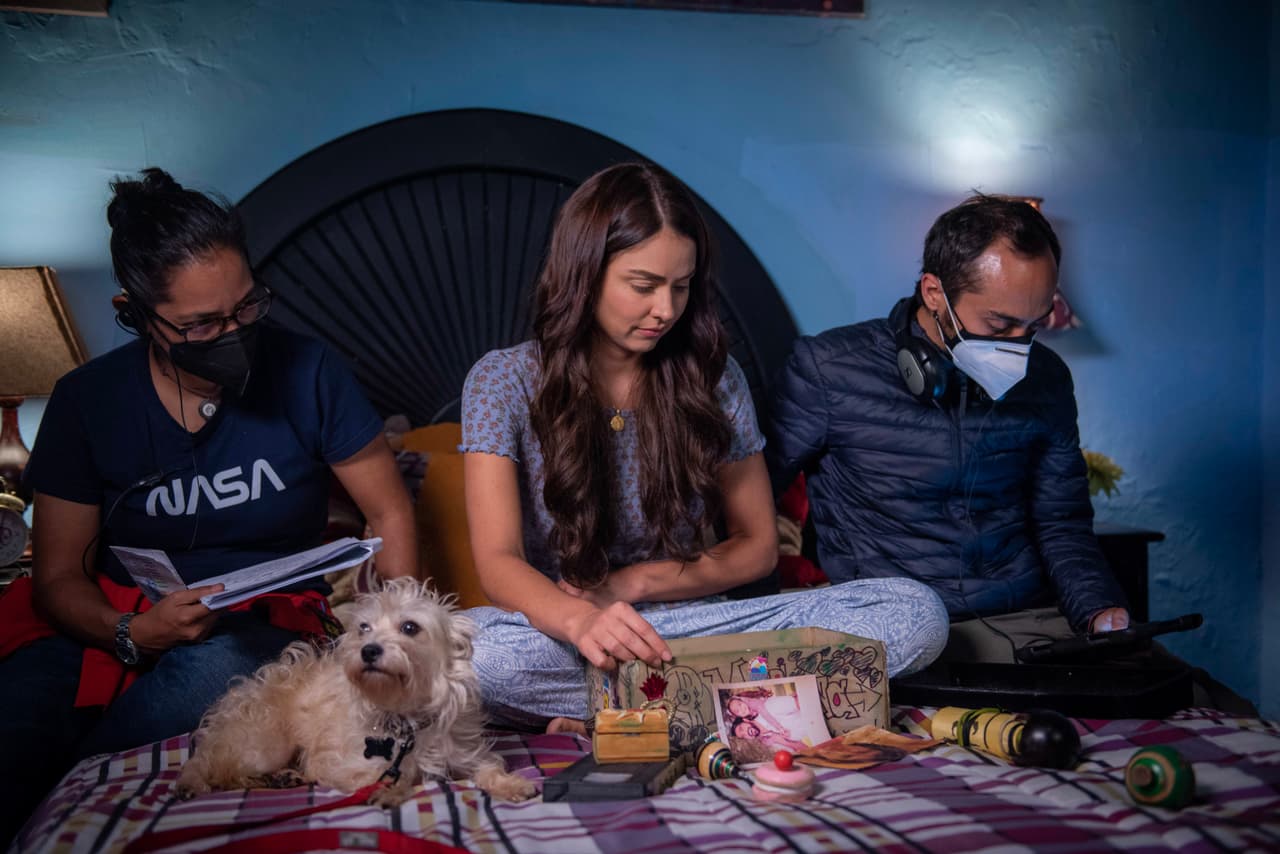Claudia Martín con la caja de recuerdos de 'Mariana Villarreal'.
