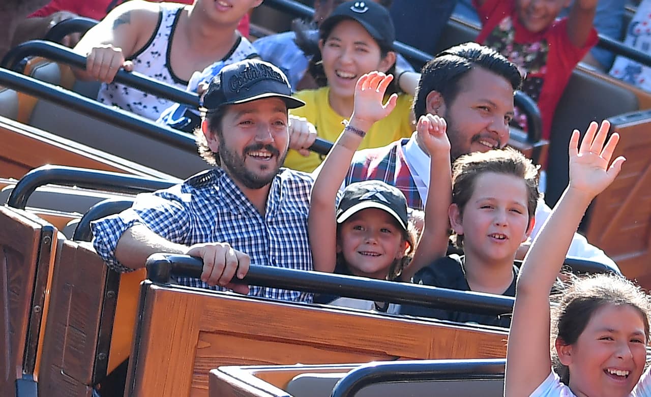 Diego Luna fue captado junto a sus hijos, Jerónimo y Fiona, en Disneyland