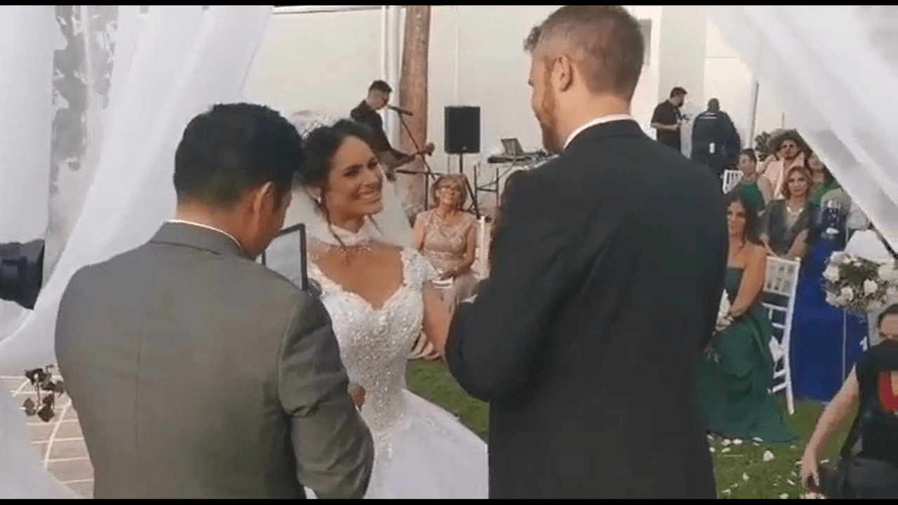 La ceremonia se llevó a cabo en un jardín con vista al lago, en Tequesquitengo, Morelos e incluso los hoy esposos arribaron a la fiesta a bordo de una lancha.