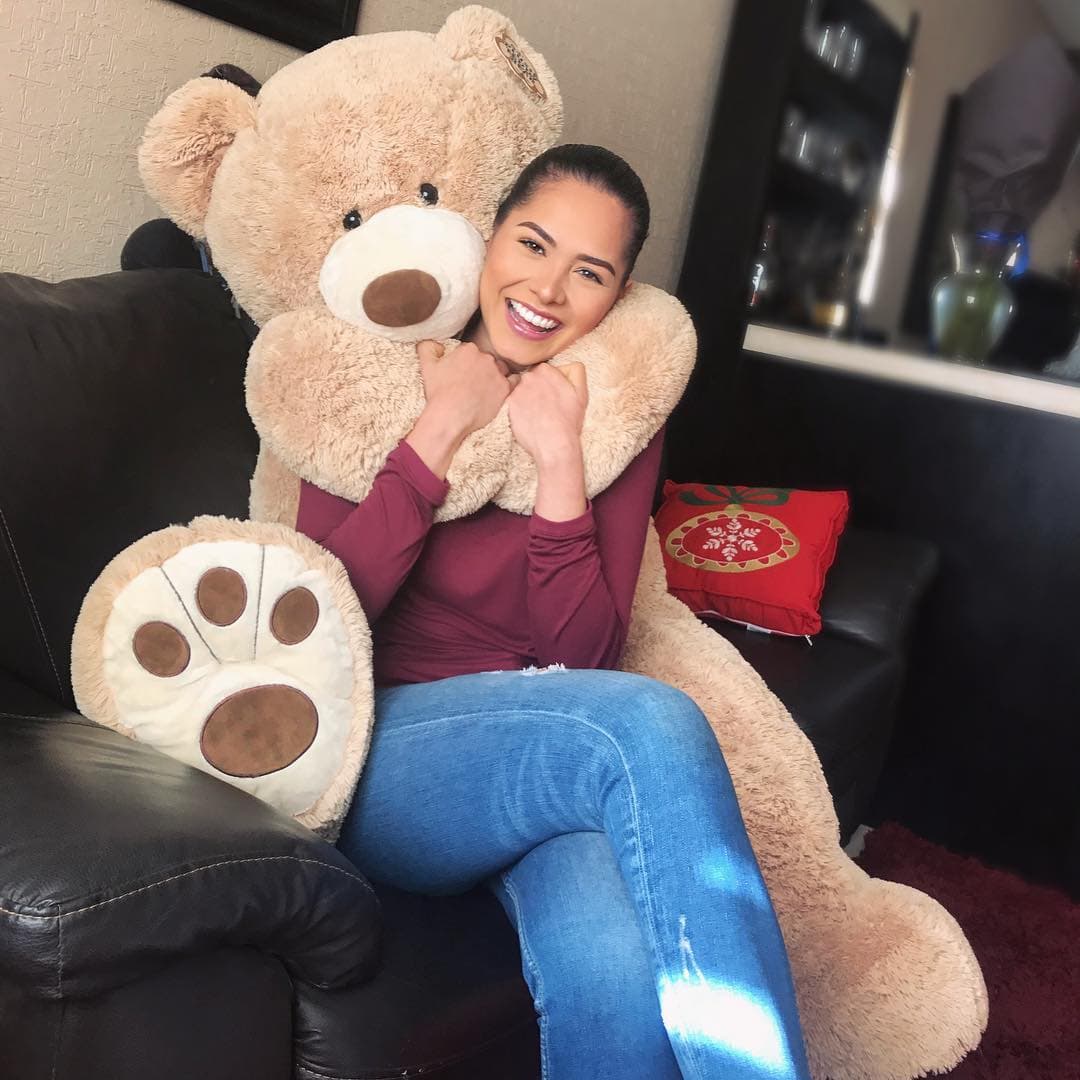 La belleza y naturalidad con la que Andrea Meza siempre se mostró fue aplaudida en varias ocasiones por sus fieles admiradores. Sin embargo, tras ser coronada como Miss Universo, comenzaron a surgir teorías de sus supuestas cirugías estéticas.