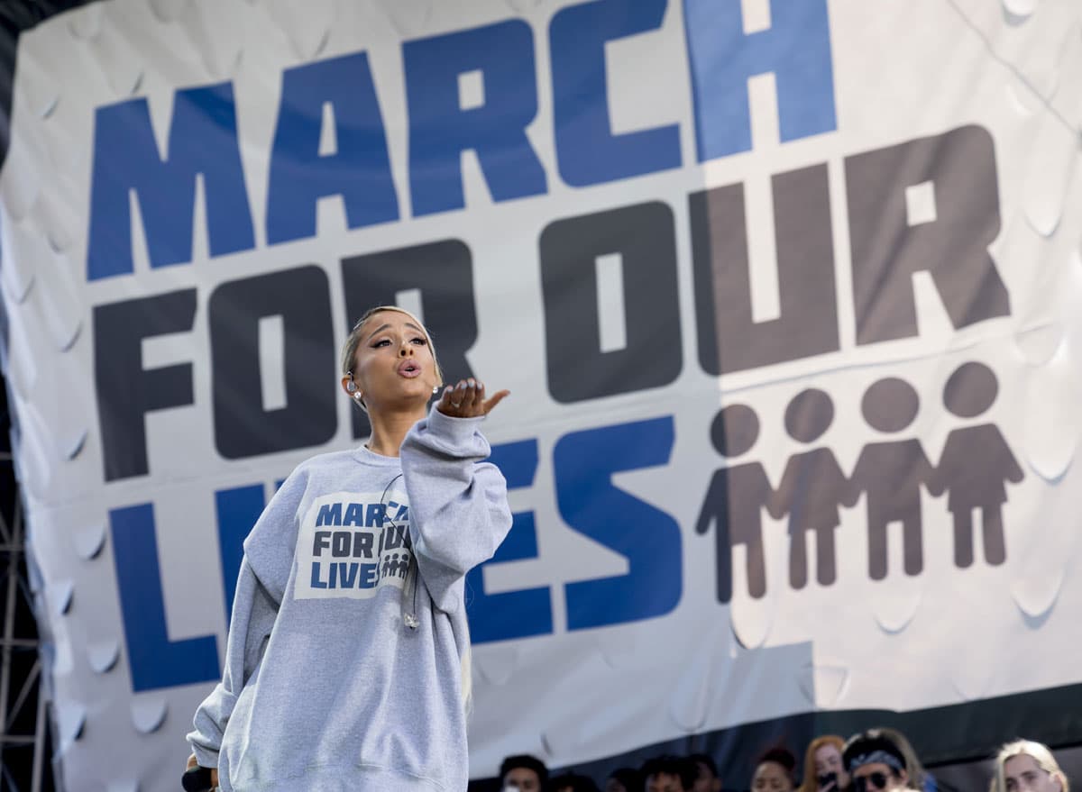 Ariana Grande y Miley Cyrus se suman a mega marcha contra armas en EU