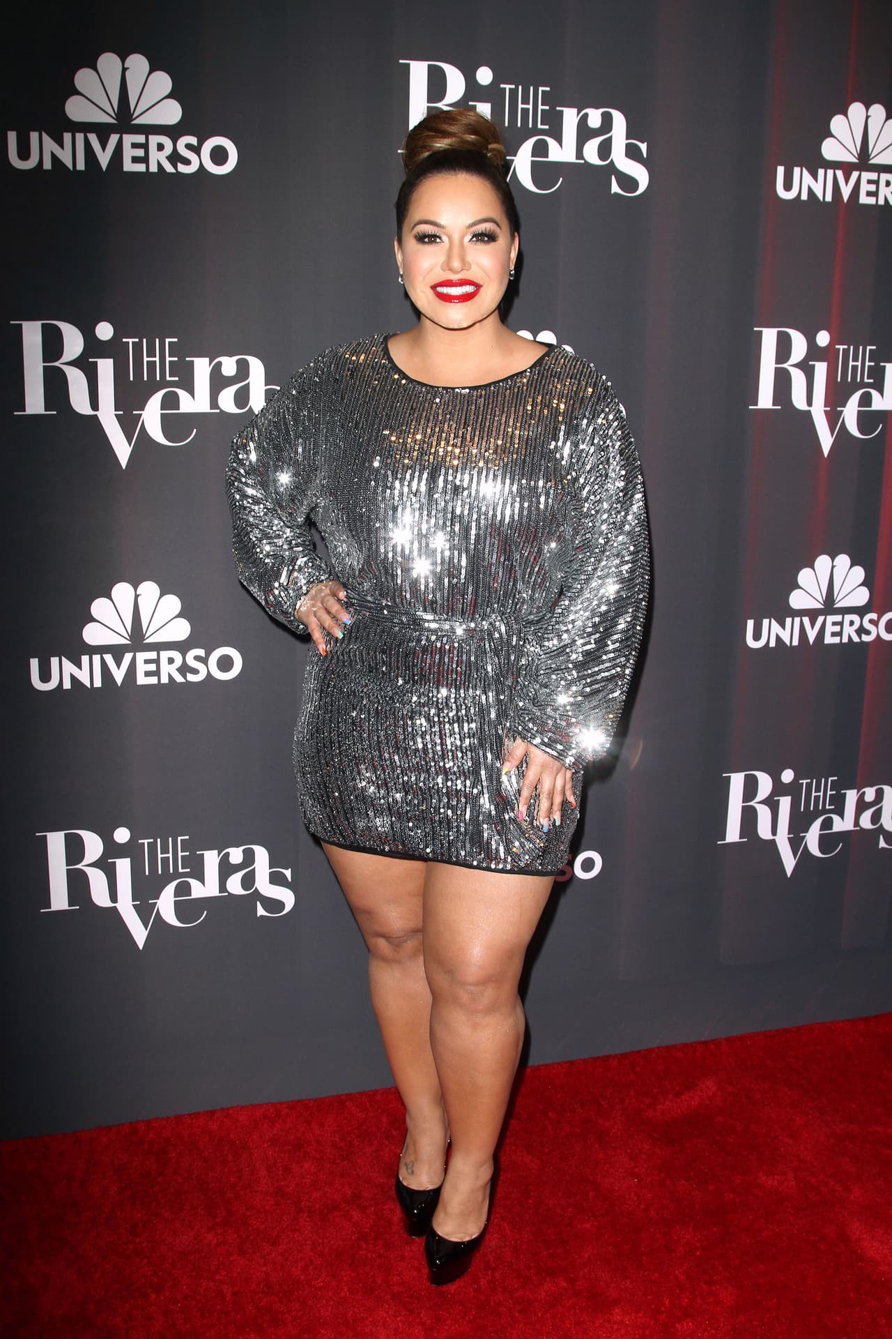 Chiquis Rivera brilló en la alfombra roja con un vestido plateado con mangas largas de Fashion nova.