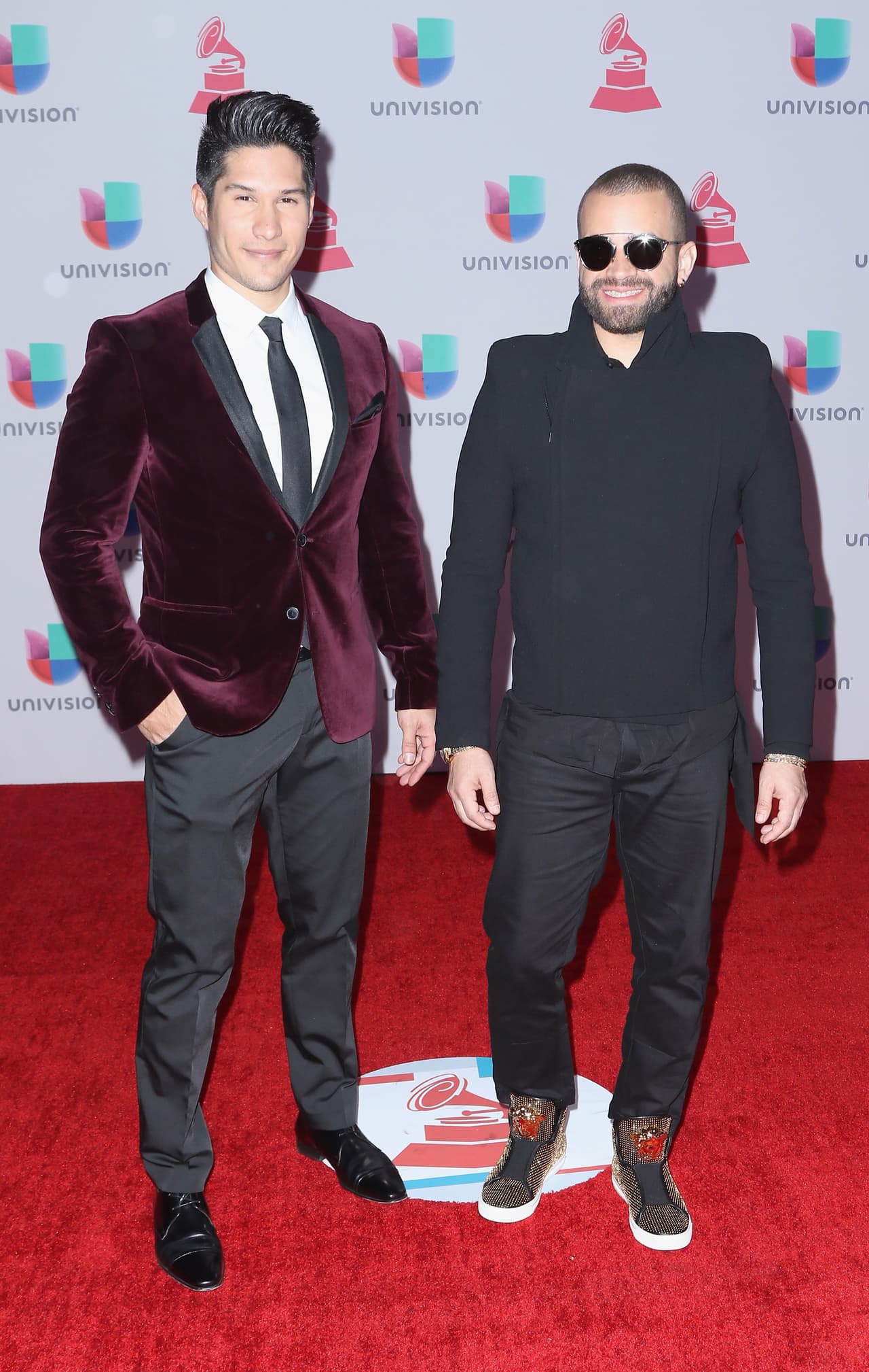 Nacho y Chyno Miranda
<br>
<br>El evento comenzará a las 5:00 p.m., hora de Colombia, con una transmisión radial de dos horas con los mejores humoristas del país, mientras que el evento central dará inicio a las 8:30 p.m.