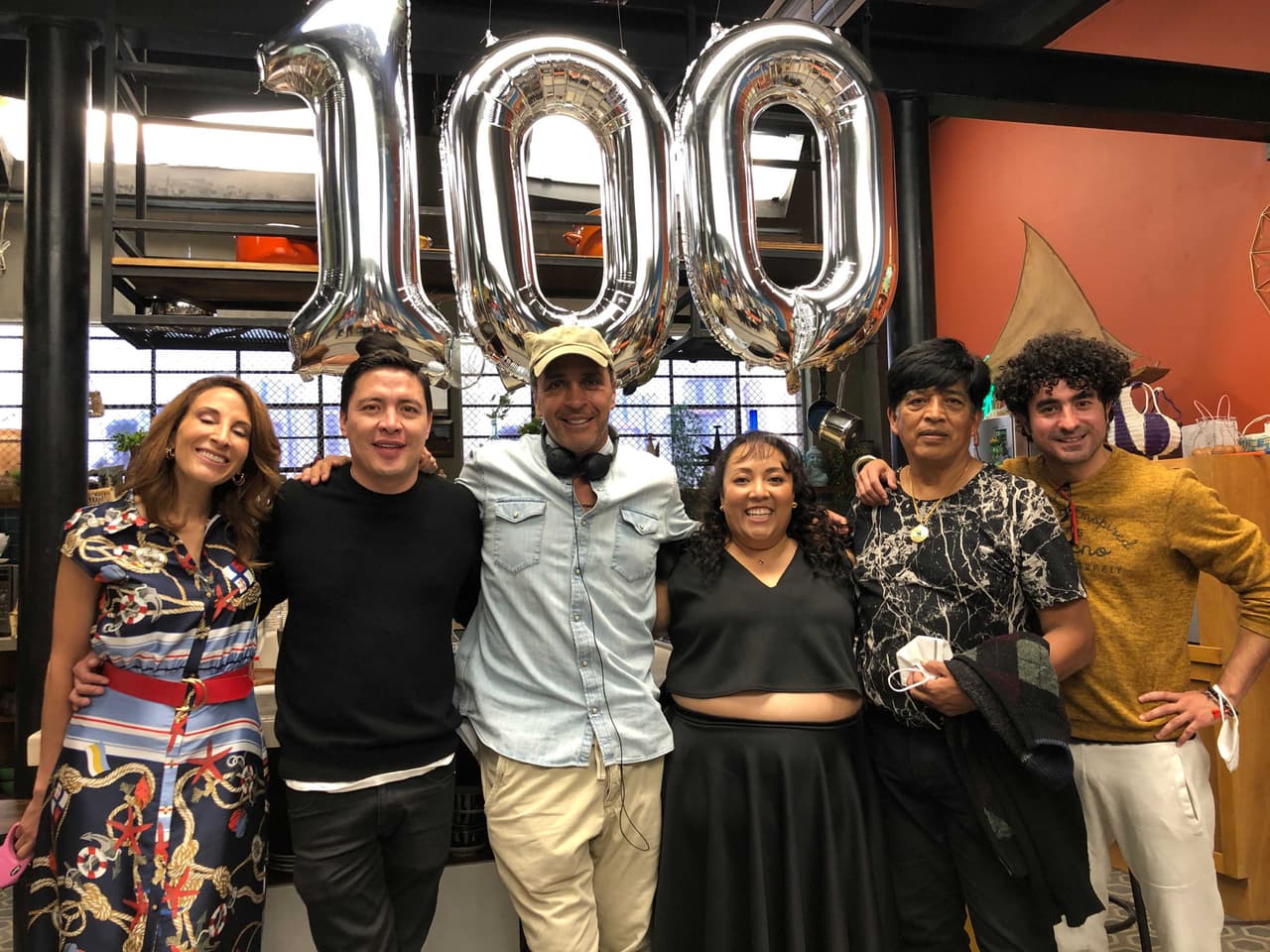 El Burro van Rankin, Mauricio Garza, Michelle Rodríguez, Oswaldo Zárate, Mónica Huarte festejaron contentos junto con el productor y director Gustavo Loza.