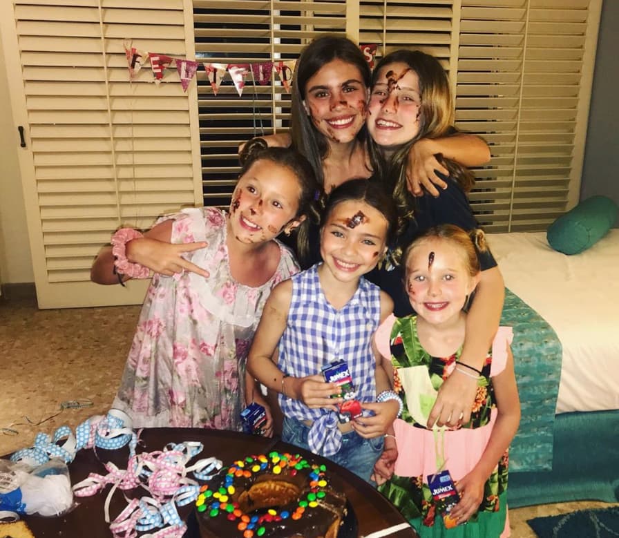 “Gracias por haberme escogido como tu papá. Gracias por darme las alegrías más grandes con cada abrazo que me das, con cada sonrisa y con cada vez que me dices un ‘te amo’. Que la vida te siga dando todas las bendiciones y salud hija. Estaré para ti SIEMPRE para amarte, apoyarte y acompañarte en tu camino. Muy feliz cumpleaños mi Elissa”, escribió Soto para celebrar el cumpleaños de su hija.