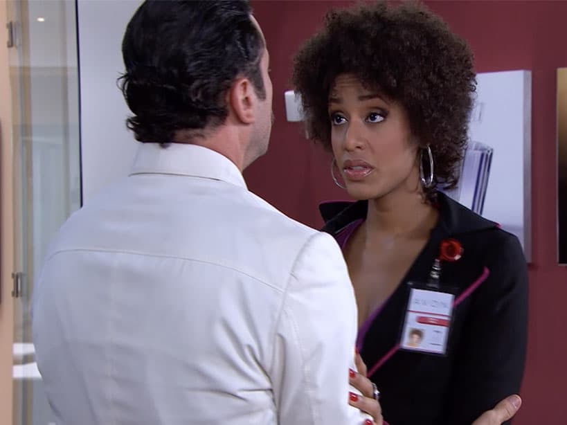 Jessica y Fernando comenzaron un romance de pasillos, pero siempre y cuando se vea beneficiada por conseguir el regreso de su puesto después de haber sido desplazada. !Astuta, no!