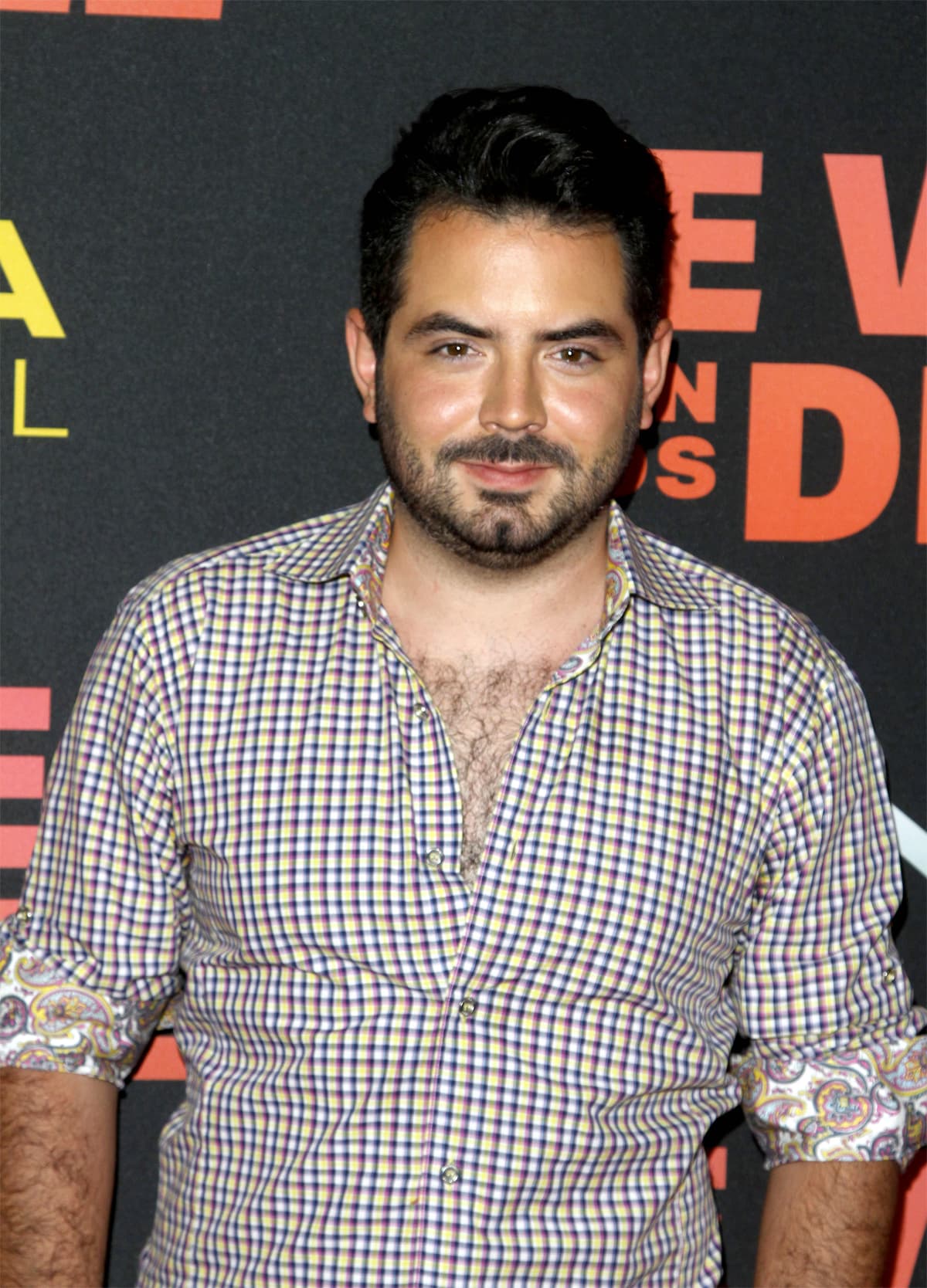 En el marco de su cumpleaños 28, José Eduardo fue cuestionado por la periodista Flor Rubio sobre dicho texto, negando que fuera dedicado a Derbez. “No, mira, hay dos cosas que sí te aclaro, lo del mensaje que subió mi mamá, creo que algo de a palabras necias, una cosa así, no era para mi papá”, respondió.