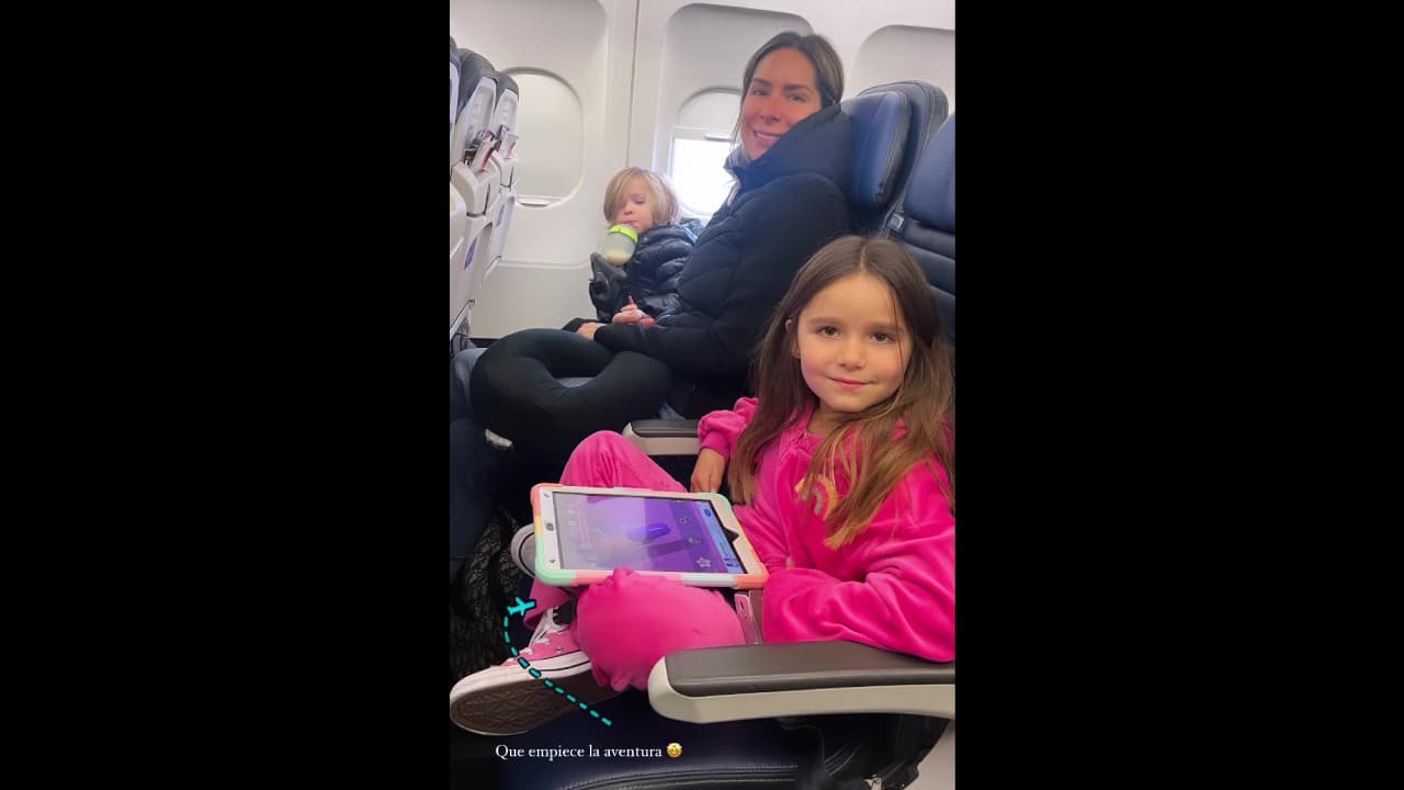 Esposa de Brandon Peniche logró solucionar el problema y se fue de viaje con su familia