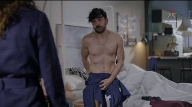 ESCENA: Olivia descubre a Arturo en la cama con otro hombre... ¡y otra mujer!