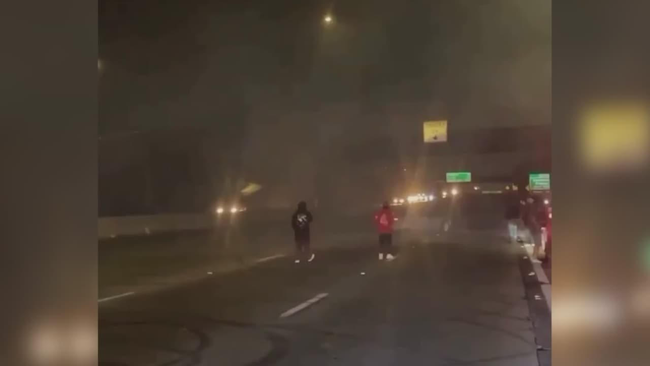 Videos en redes muestran sideshows en carriles de la Autopista 99: ¿Es esto ilegal?