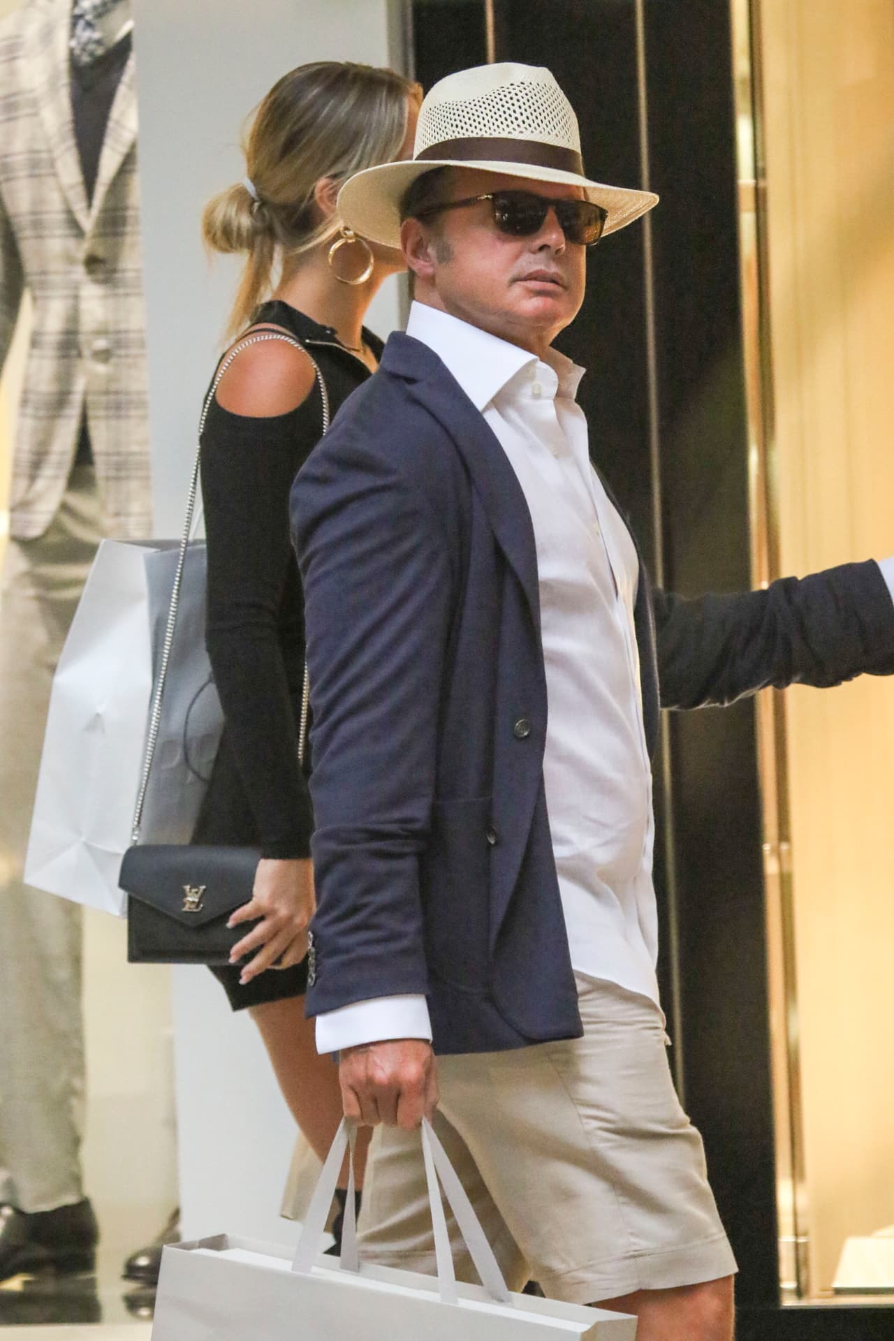 Luis Miguel y su novia fueron captados en un centro comercial muy exclusivo en Miami