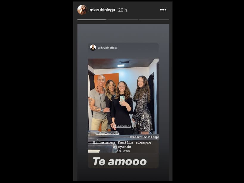 Erik Rubín junto a Andrea Legarreta y sus dos hijas, Mía y Nina.