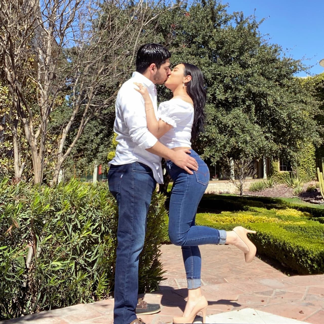 Sin dejar al descubierto la identidad de su novio, la joven cantante se dejó ver muy romántica en el pasado festejo del Día del amor y la Amistad.