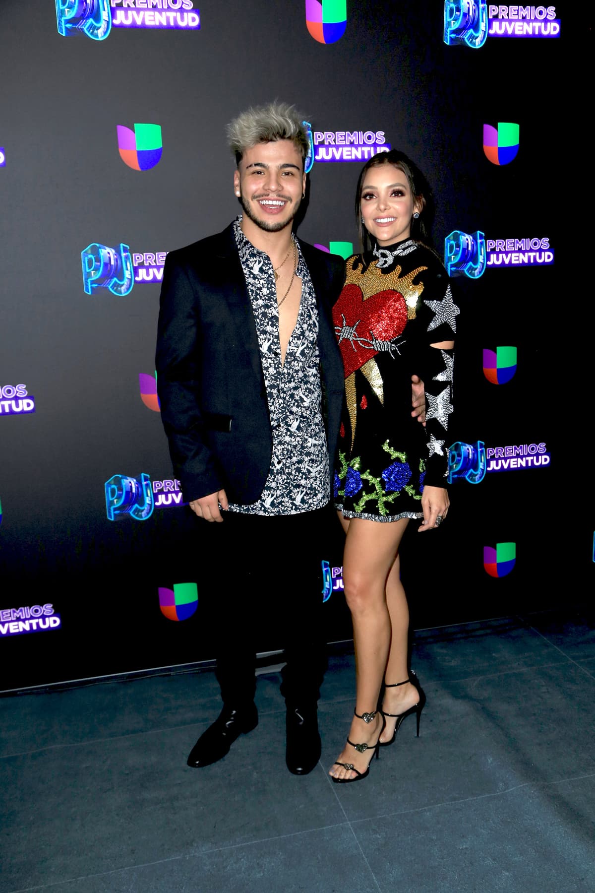 Los youtubers Sebastián Villalobos y María Laura desfilaron juntos por la alfombra azul.