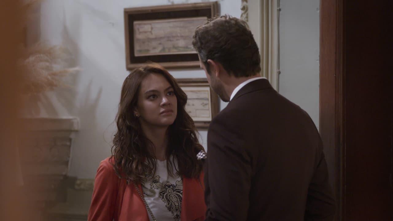 Así que él la lleva a la casa de 'Alejandra'...