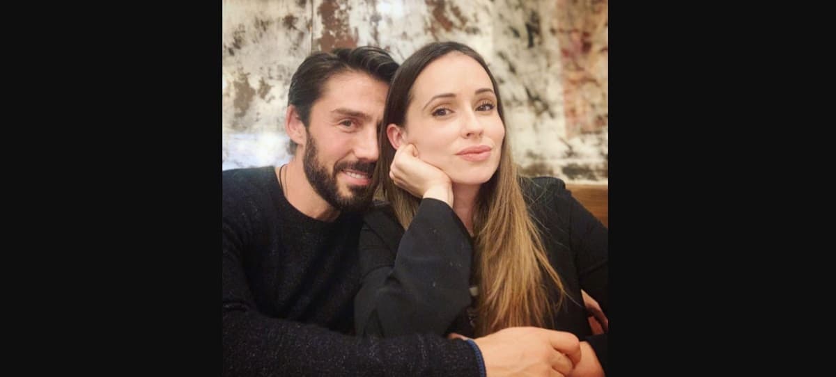 Rubén Sanz, quien da vida a 'Uriel López', está perdidamente enamorado de la periodista Cris Vivó, a quien le dedica románticos mensajes.