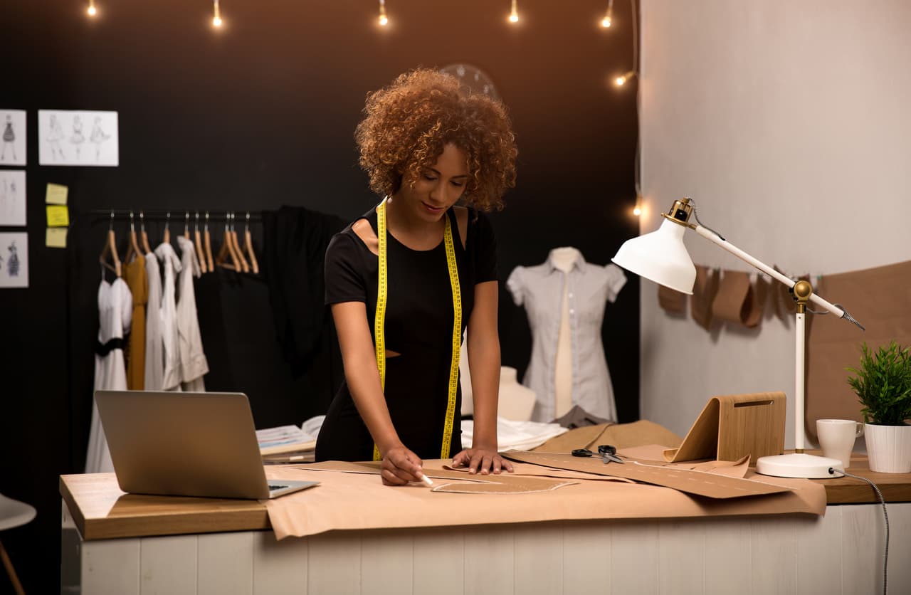 El color negro representa la sabiduría y la intelectualidad. Es perfecto para las salas de estudio o de trabajo, bibliotecas o estudios de creación. En exceso podría crear un ambiente sombrío.