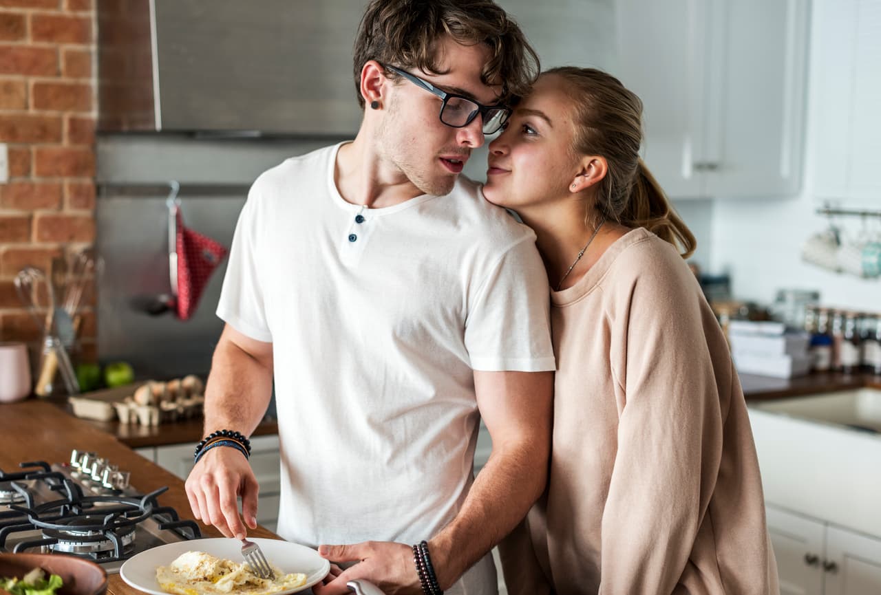 Aries. ¡Dale todo el amor que seas capaz! Puedes prepararle tú misma la cena con su receta favorita o invitarla a cenar en su restaurante preferido.