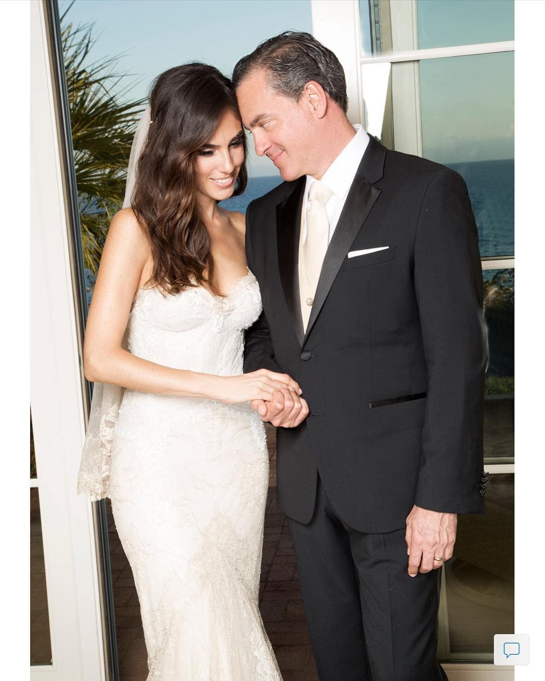 Mario Echeverría, padre de la actriz y cantante, entregó en el altar a su hija el 18 de agosto de 2014 en una ceremonia en el sur de California, Estados Unidos.