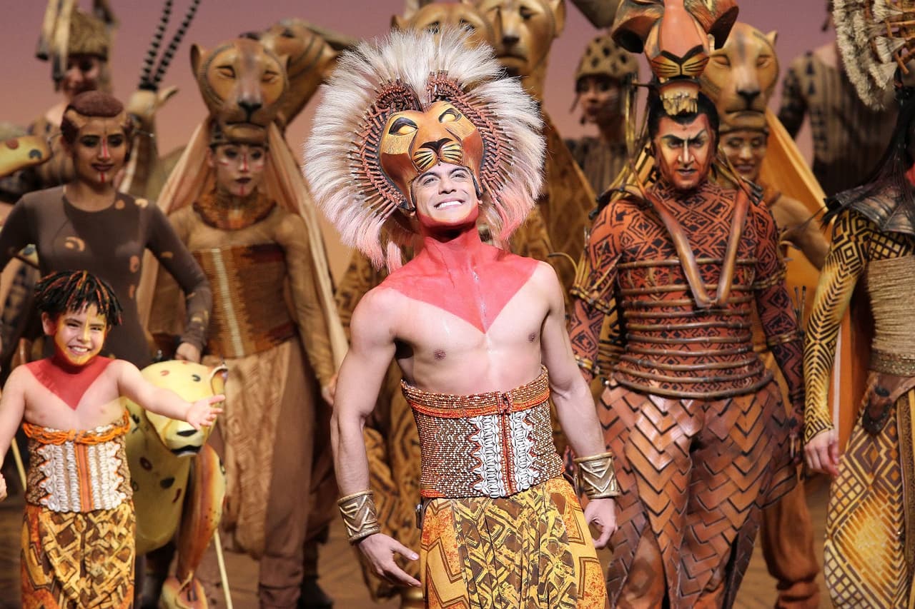 La carrera de Carlos Rivera cambió en 2011, cuando al realizar su casting para ‘El Rey León’, en España, el joven obtuvo el papel principal de ‘Simba’ sobre miles de aspirantes. A partir de este momento cambió la vida del intérprete, quien comenzó a probar las mieles del éxito. En Europa recibió el reconocimiento Premio al Actor Revelación en los Broadway World Spain Awards, en 2012.