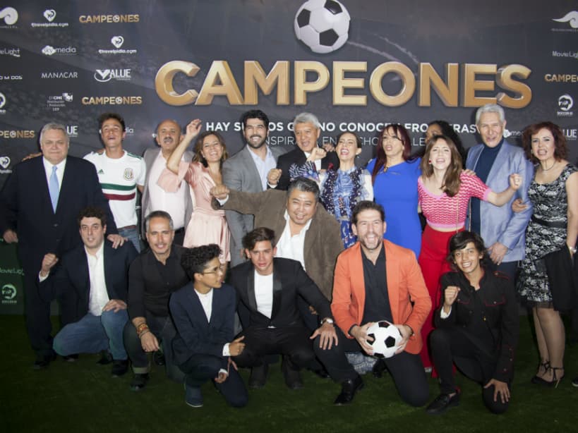 Una plaza comercial de la Ciudad de México se convirtió en el campo de juego para recibir al elenco de 'Campeones'
