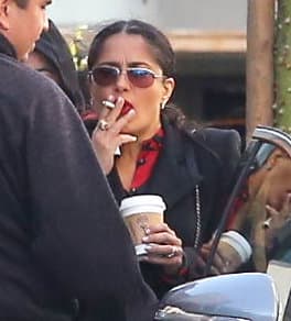 Salma, quien siempre comparte consejos de salud, fue captada fumando.
